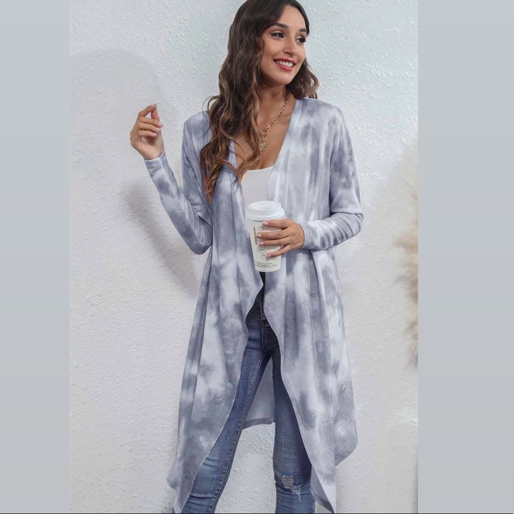 NWT! BeAuTiFuL Boutique Gray Tie Dye Cardigan! 🌸